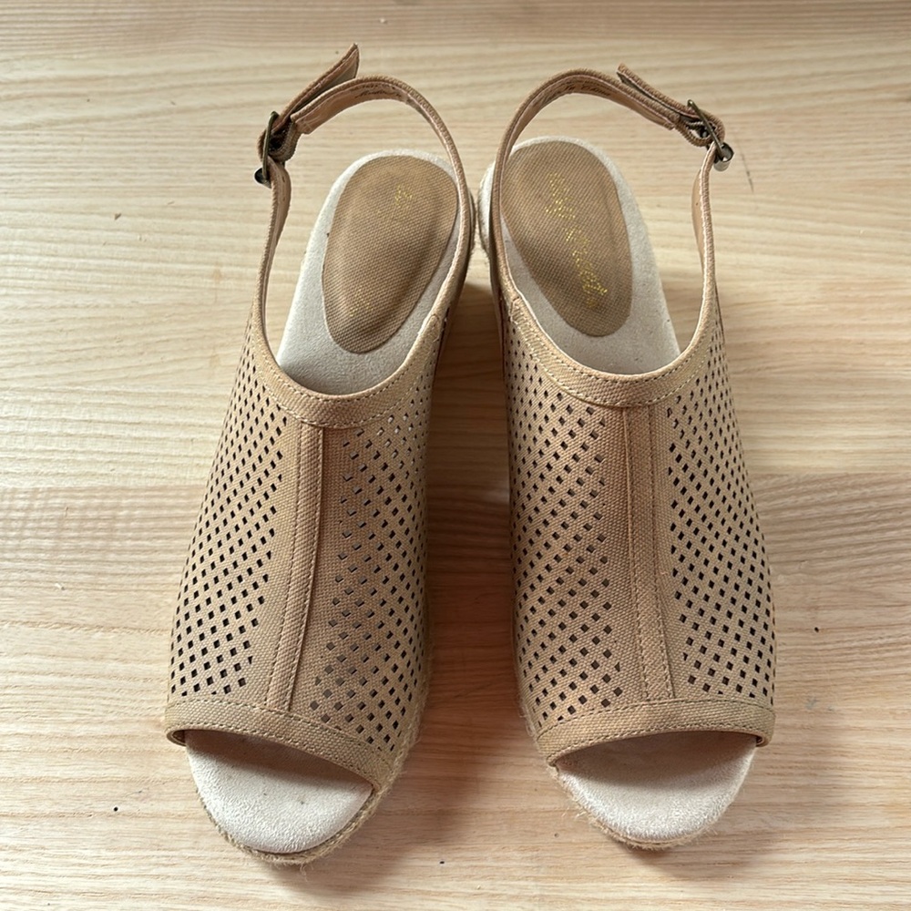 Women’s 8.5  Tan Sandal with Wedge Heel, Natural Beige color made by Easy Street